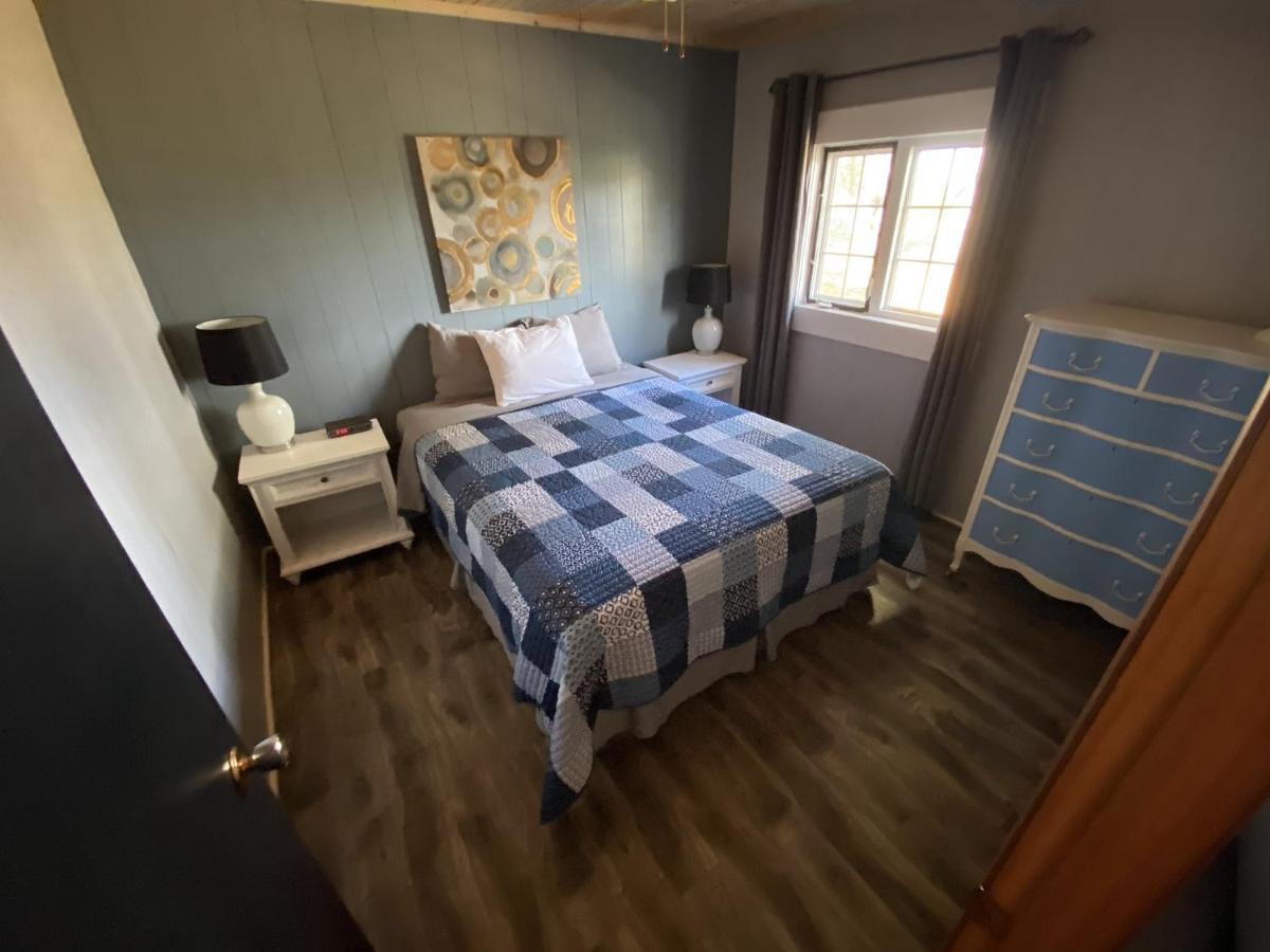 The Pines Motel And Cottages Rustico Exteriör bild