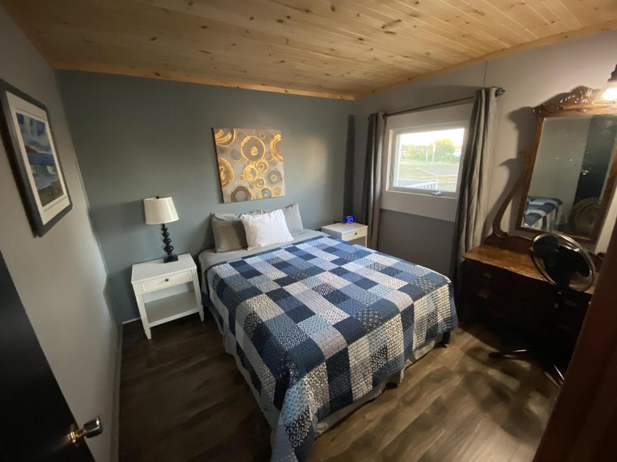 The Pines Motel And Cottages Rustico Exteriör bild
