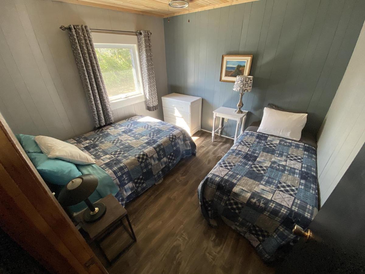 The Pines Motel And Cottages Rustico Exteriör bild