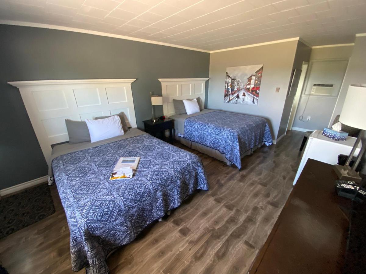 The Pines Motel And Cottages Rustico Exteriör bild