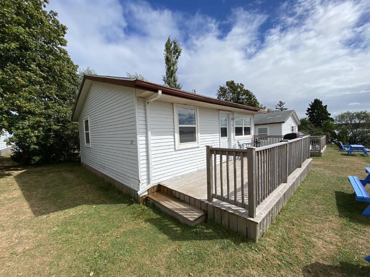 The Pines Motel And Cottages Rustico Exteriör bild