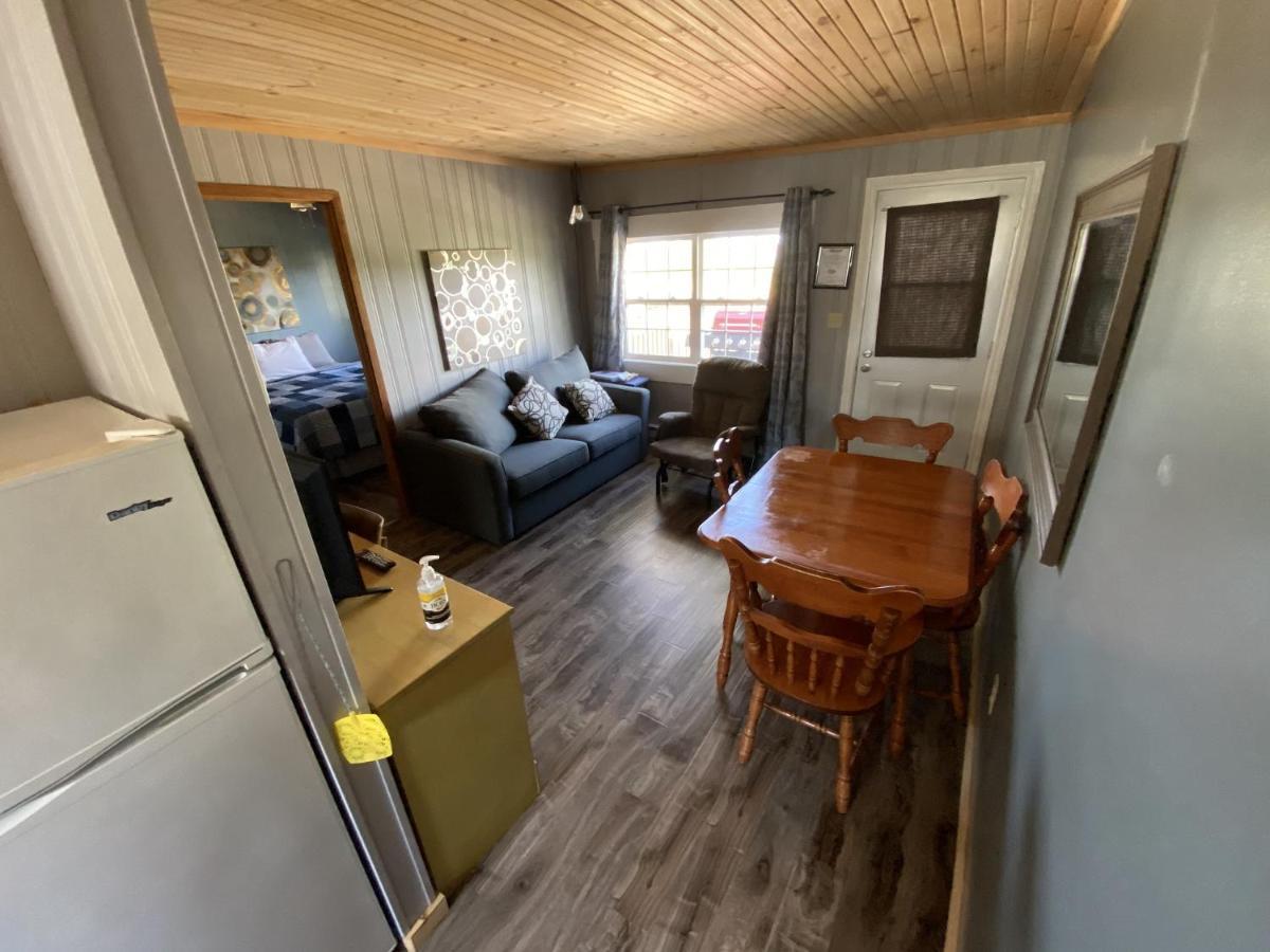 The Pines Motel And Cottages Rustico Exteriör bild
