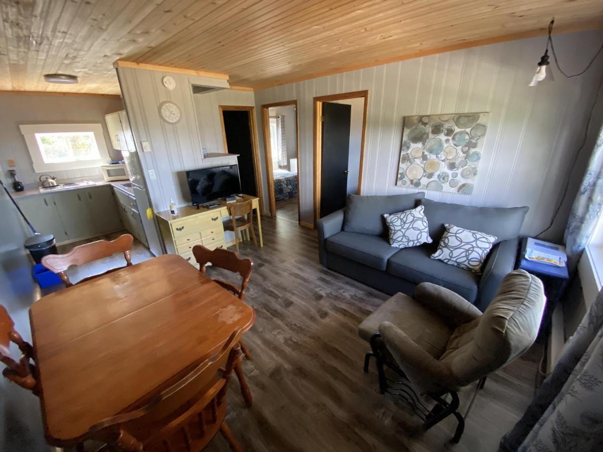 The Pines Motel And Cottages Rustico Exteriör bild