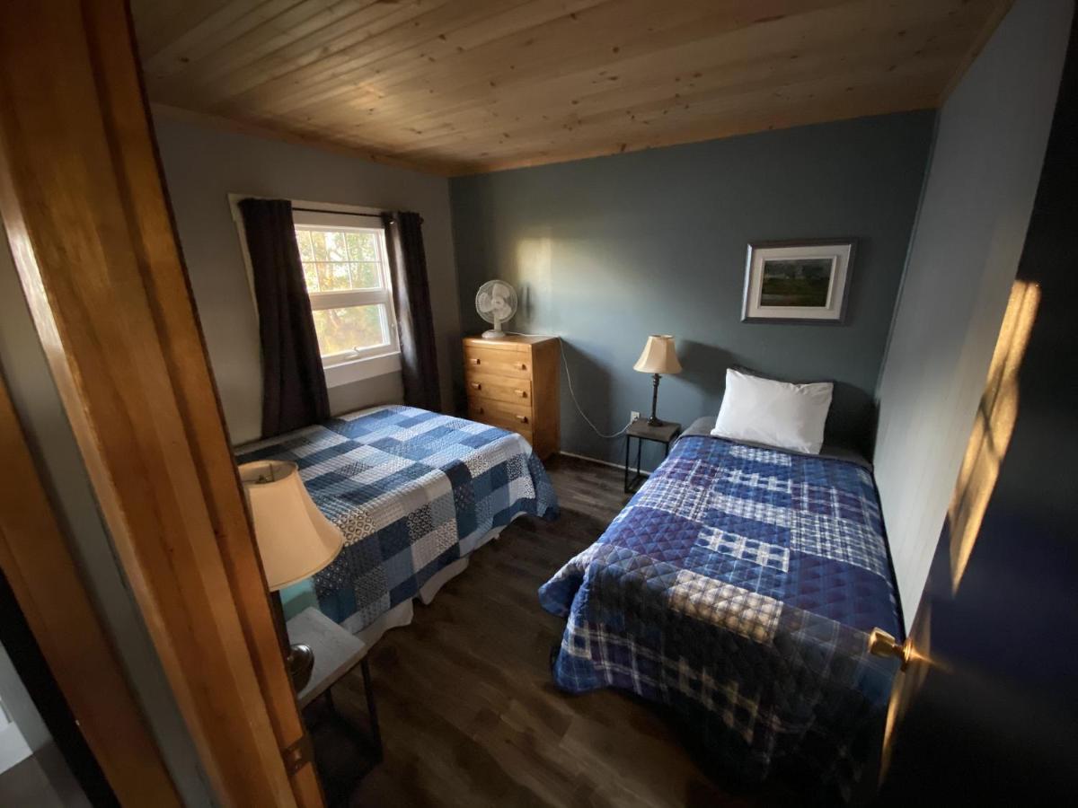 The Pines Motel And Cottages Rustico Exteriör bild