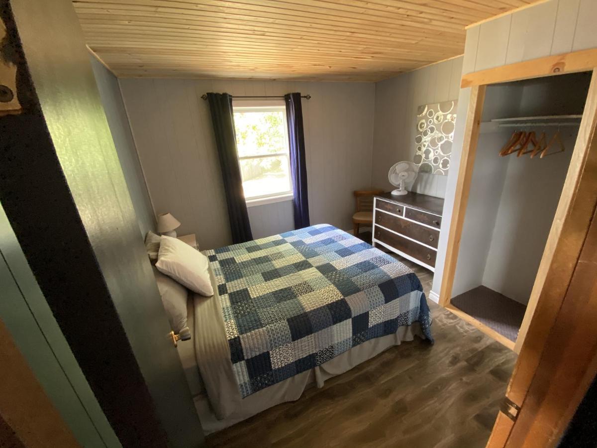 The Pines Motel And Cottages Rustico Exteriör bild