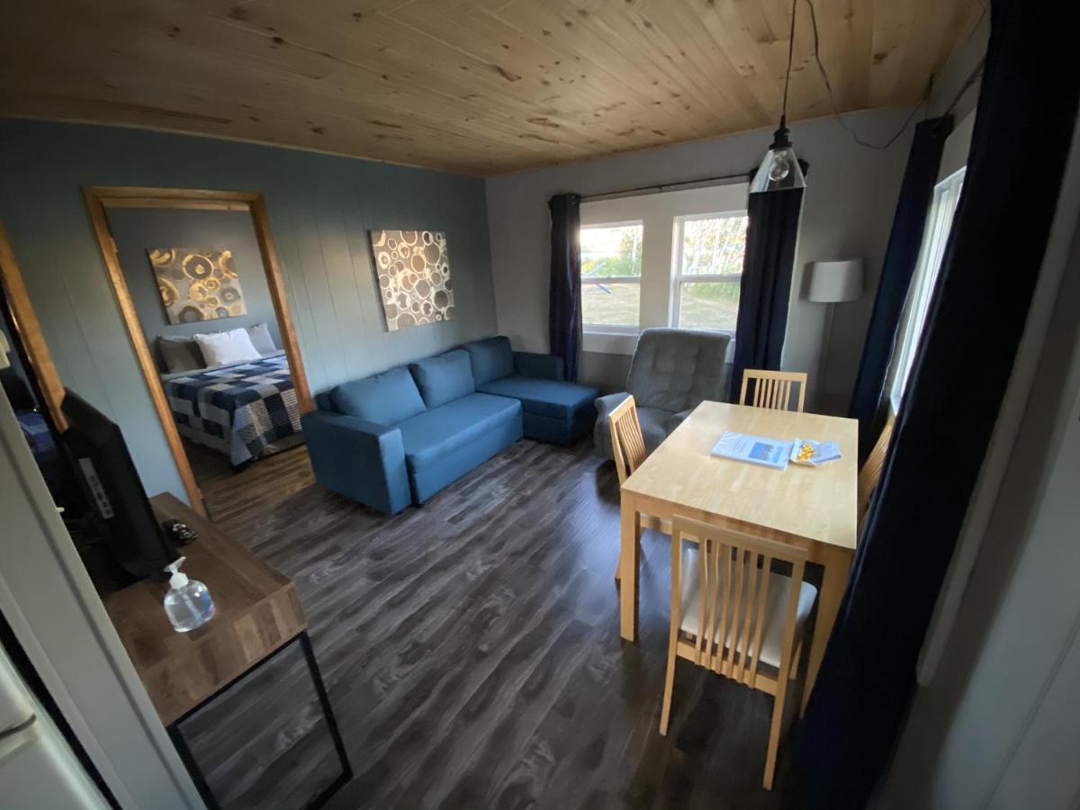 The Pines Motel And Cottages Rustico Exteriör bild