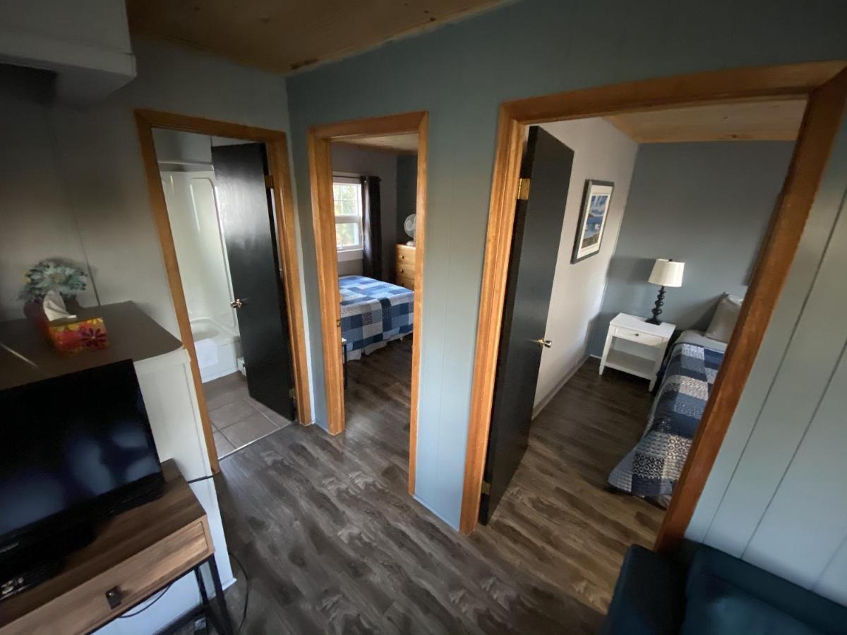 The Pines Motel And Cottages Rustico Exteriör bild