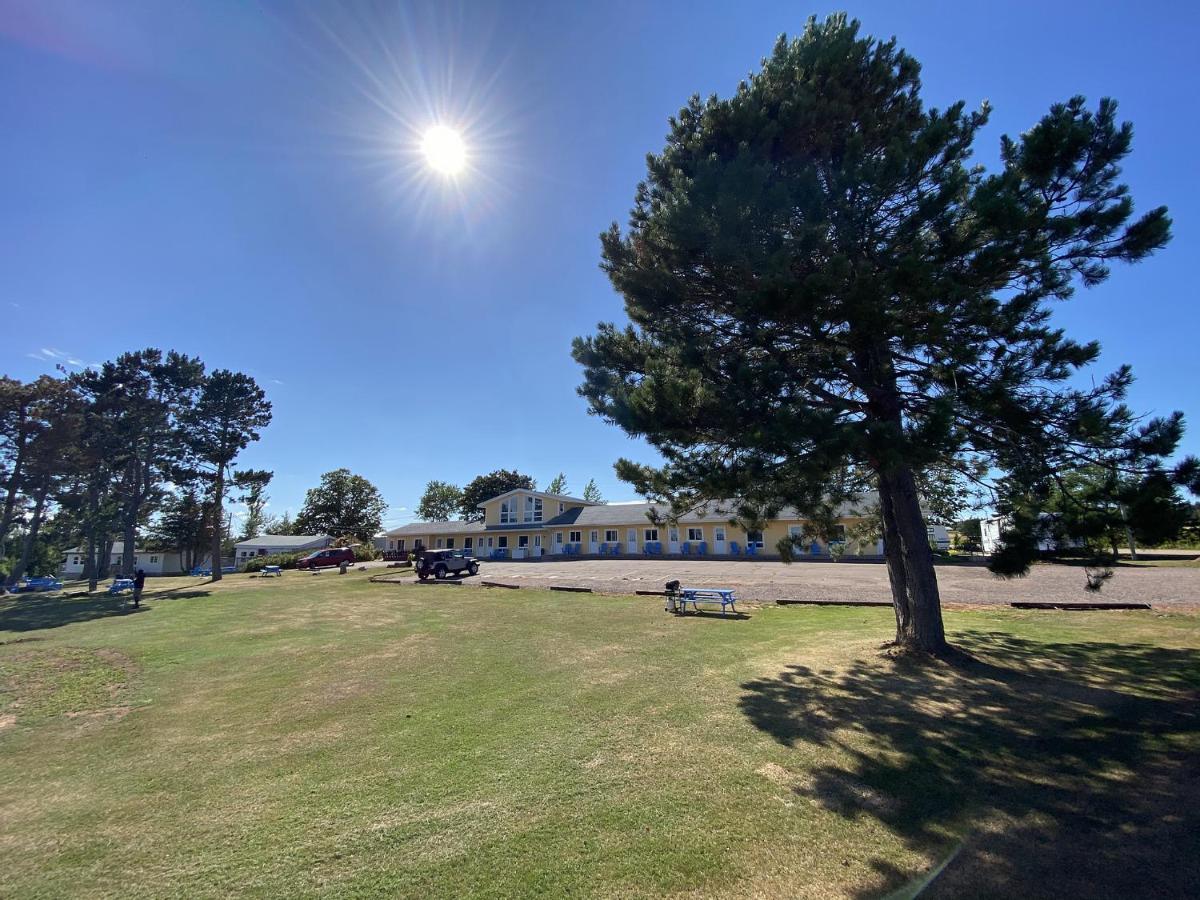 The Pines Motel And Cottages Rustico Exteriör bild