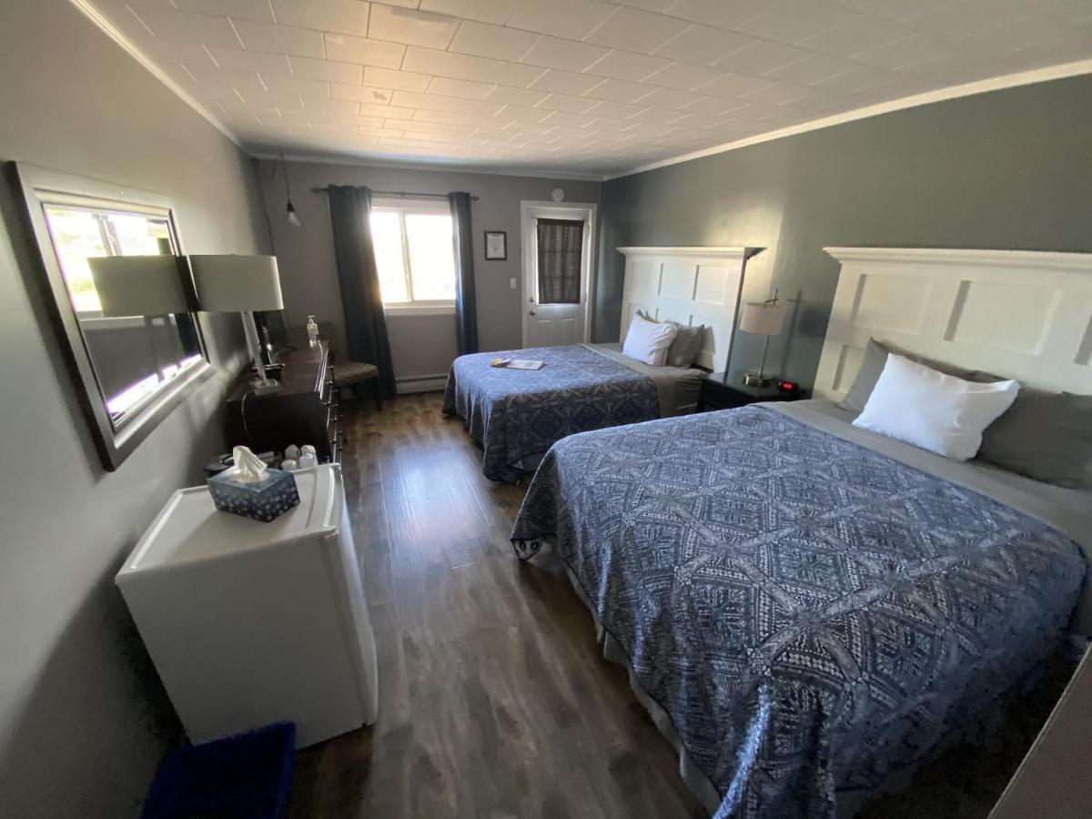 The Pines Motel And Cottages Rustico Exteriör bild