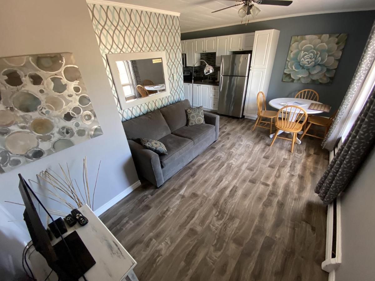 The Pines Motel And Cottages Rustico Exteriör bild