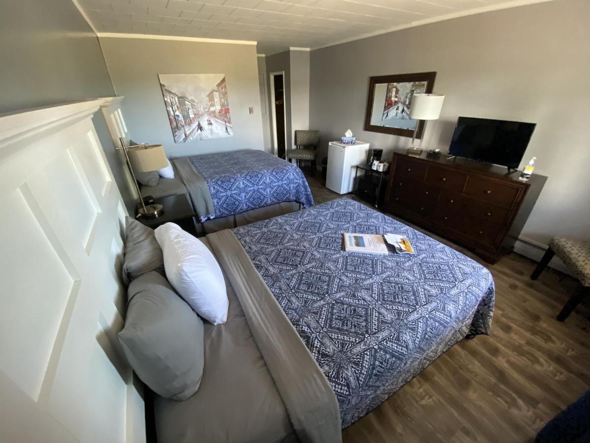 The Pines Motel And Cottages Rustico Exteriör bild