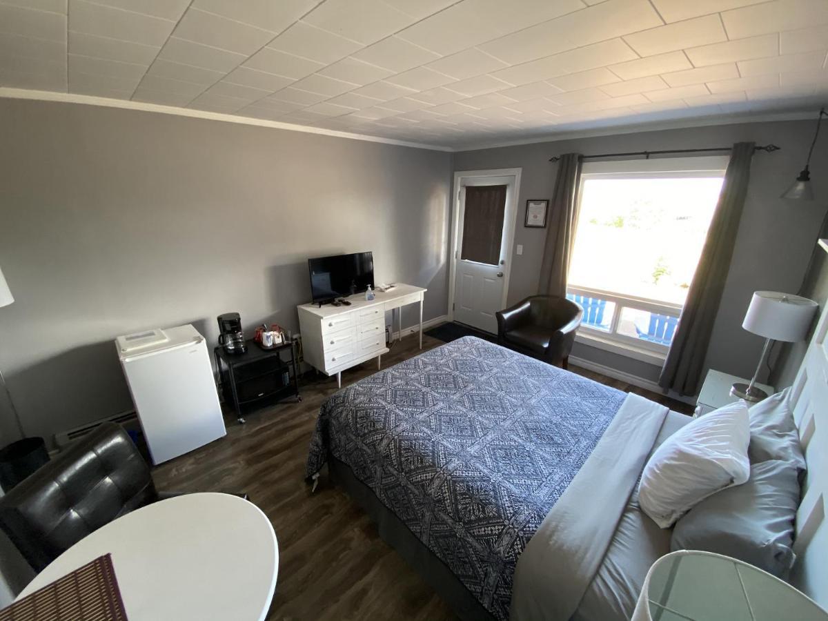 The Pines Motel And Cottages Rustico Exteriör bild
