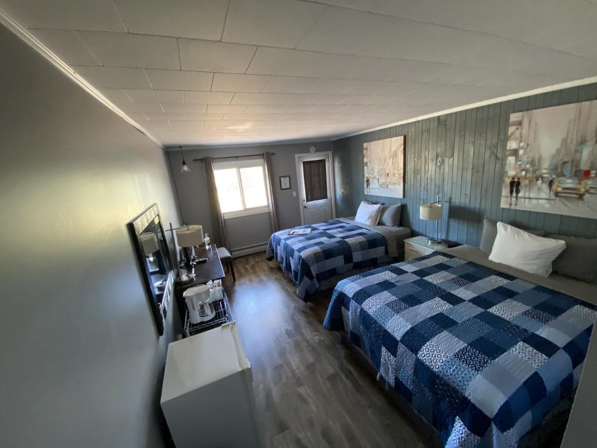 The Pines Motel And Cottages Rustico Exteriör bild