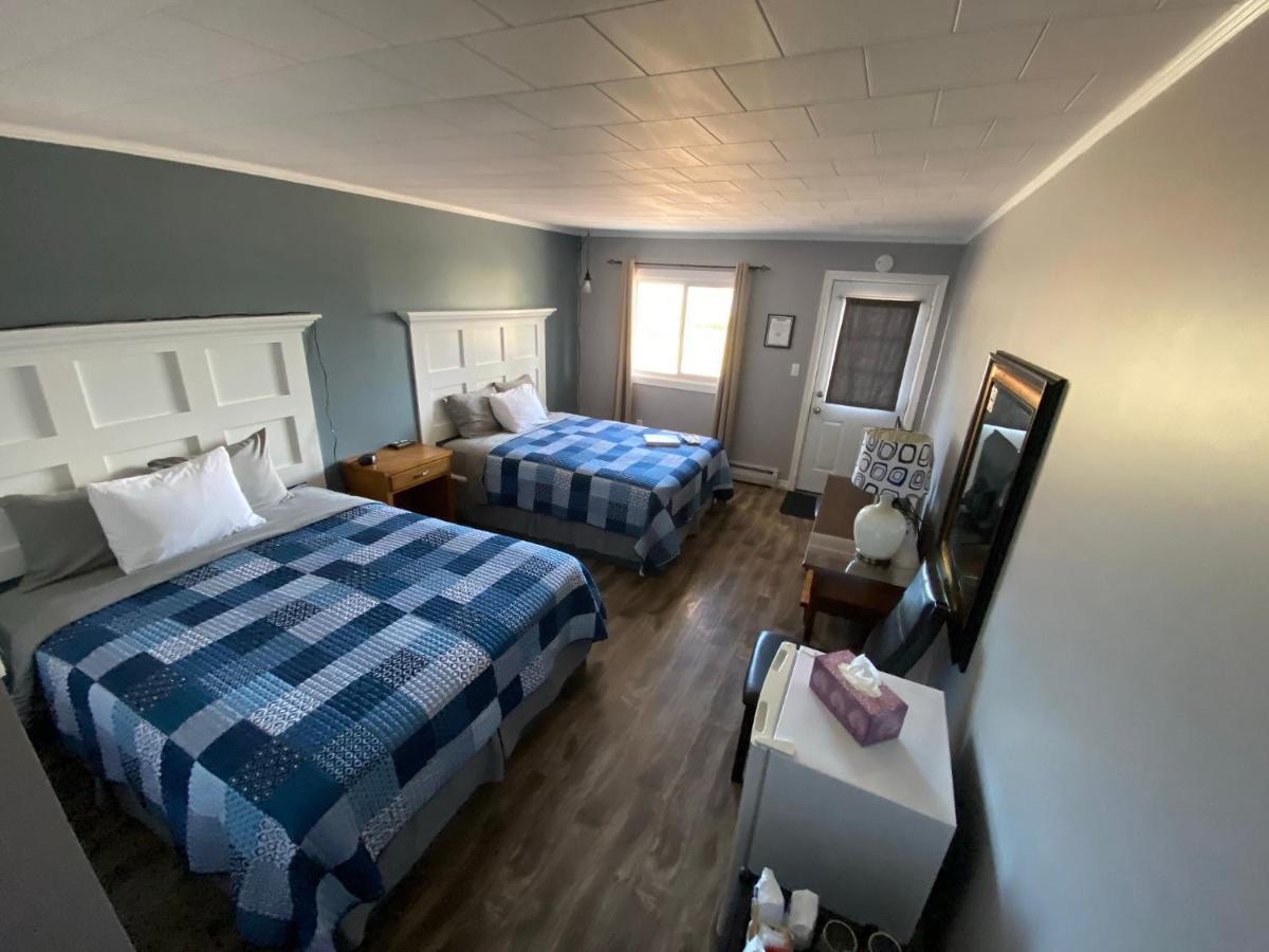 The Pines Motel And Cottages Rustico Exteriör bild