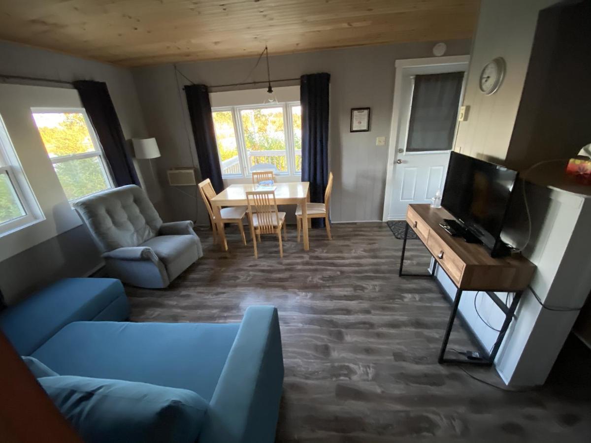 The Pines Motel And Cottages Rustico Exteriör bild