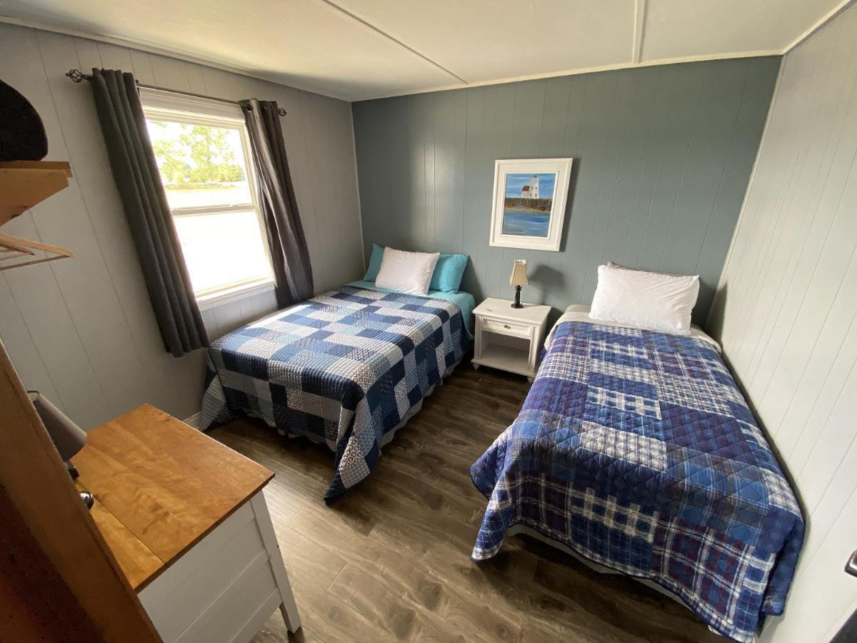 The Pines Motel And Cottages Rustico Exteriör bild