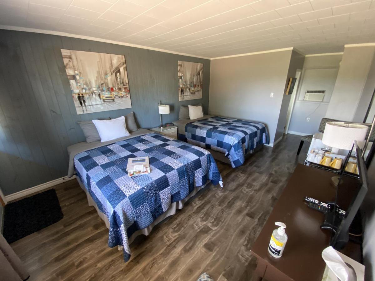 The Pines Motel And Cottages Rustico Exteriör bild