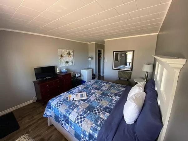 The Pines Motel And Cottages Rustico Exteriör bild